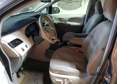 2013 Toyota Sienna Le z USA, uszkodzony, nr VIN 5TDKK3DC2DS356476